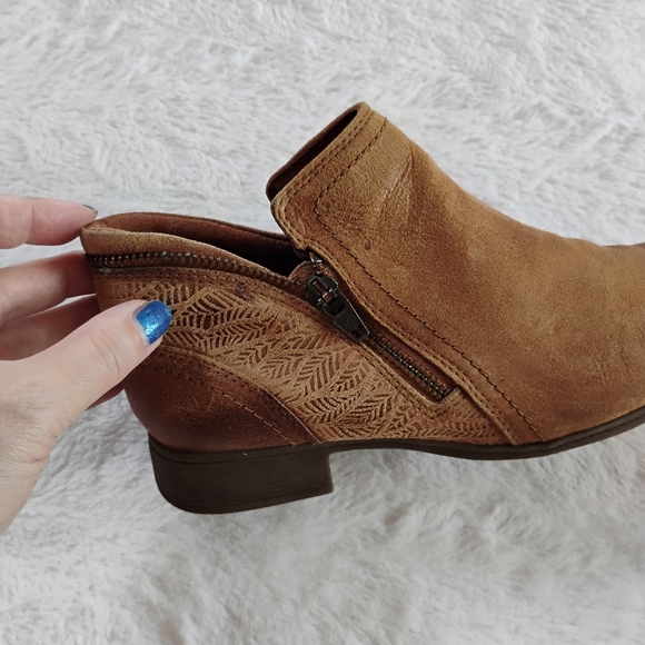 Cobb Hill Crosbie Embossed Leather Ankle Booties - Picture 9 of 11